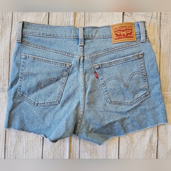 Levi's Women's Size 28 High Rise Shorts Denim Raw Hem Light Wash Summer Festival - Picture 2 of 9